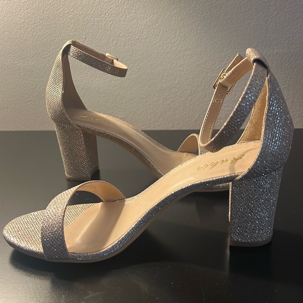 Open Toed Gold Strap Heel. Size 8